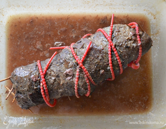 Во время запекания периодически аккуратно открывайте фольгу и поливайте рулет выделившимся соком. Таким образом, мясо не пересохнет, получится невероятно нежным и сочным.