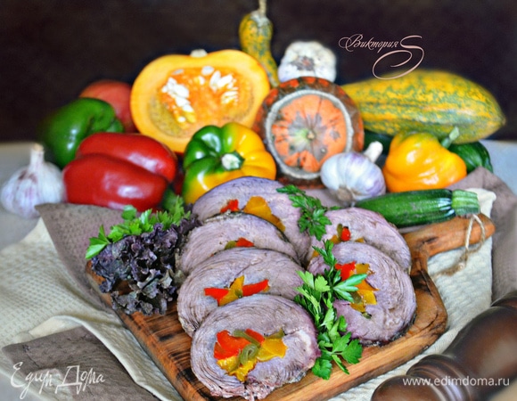 Готовому рулету дайте немного отдохнуть и подавайте его горячим, нарезав на порционные куски. В качестве гарнира прекрасно подойдет картофель, политый насыщенным ароматным соусом, который у вас останется после запекания рулета. Приятного вам аппетита!