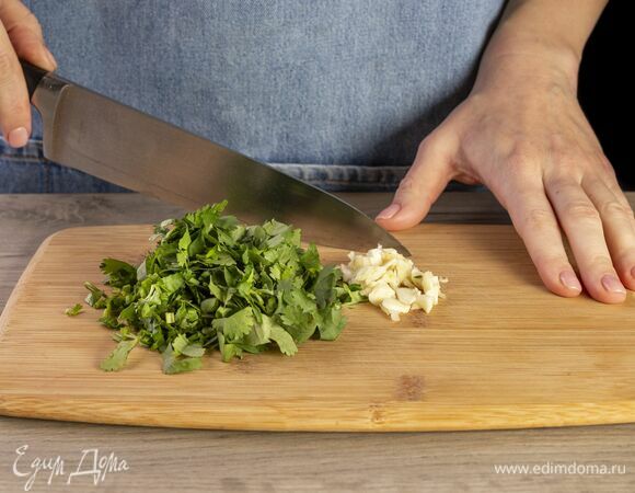 Чеснок и кинзу мелко порубите.
