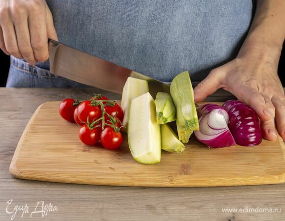 Цукини и лук нарежьте крупно.