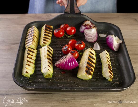 Посолите, поперчите, сбрызните маслом, обжарьте на гриле.