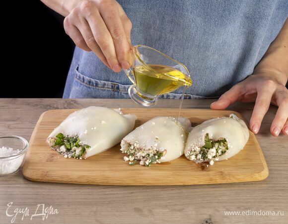 Фаршированных кальмаров полейте маслом.