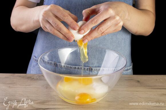 Взбейте венчиком до однородного состояния яйца с сахаром.
