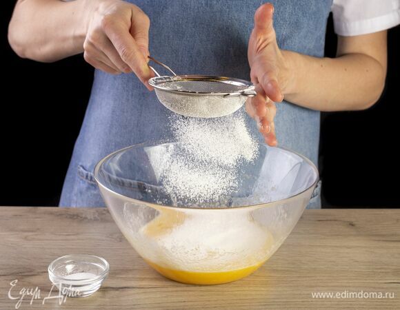 Просейте в миску муку с разрыхлителем. Все тщательно перемешайте.