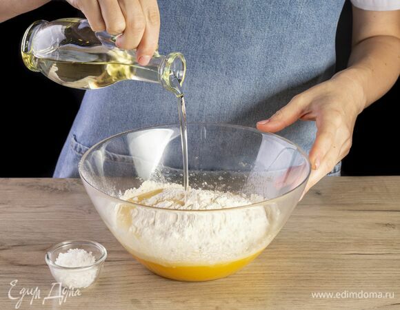 Ко взбитой массе добавьте растительное масло и соль, перемешайте.
