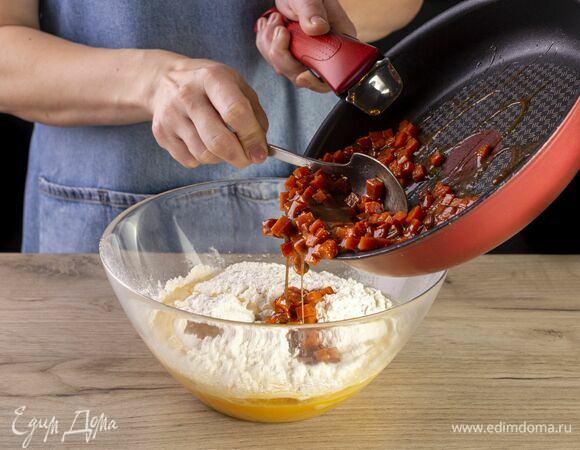 Добавьте обжаренную тыкву.