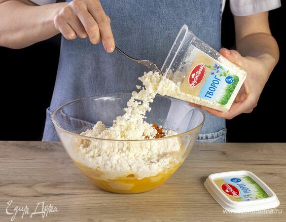 Добавьте творог в тыквенную смесь. Быстро перемешайте.<br />
Выложите тесто в форму, застеленную пергаментом. Выпекайте кекс около 45 минут при 180°С. Готовность проверяйте с помощью деревянной шпажки.