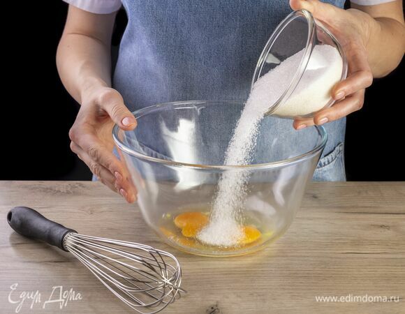 Яйца взбейте с сахаром до пышной массы.