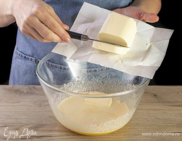 Добавьте его в яичную смесь.