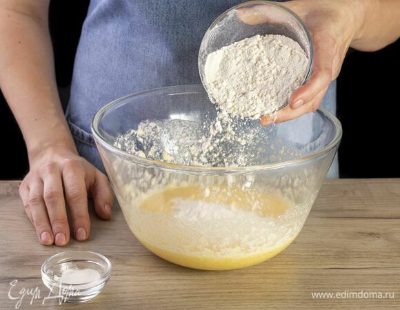Добавьте муку с разрыхлителем и ванильный сахар.