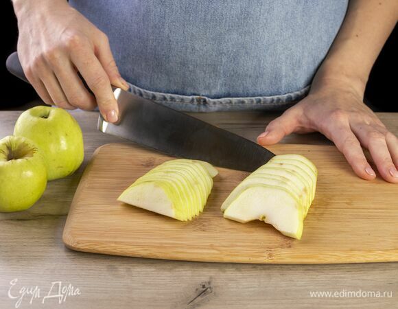 Яблоки почистите, нарежьте тонкими слайсами.