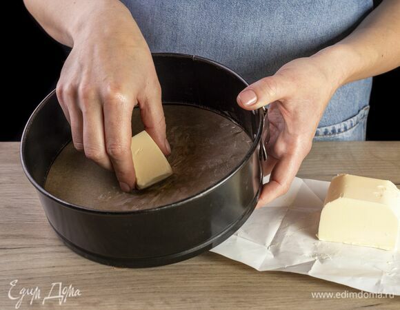 Форму для выпечки смажьте сливочным маслом «Вкуснотеево», посыпьте немного сахаром.