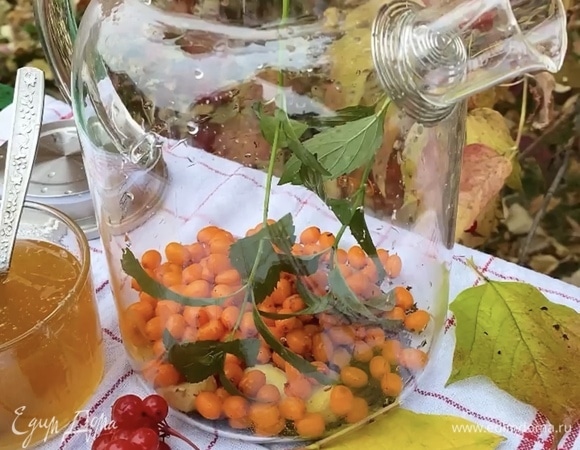 Подготовить все ингредиенты. Промыть мяту, облепиху и имбирь. В чайник сложить все ингредиенты и залить кипятком. Дать настояться в течение 5–10 минут.