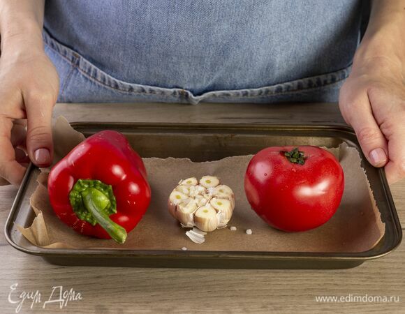 Перец, помидор и чеснок запекайте в духовке около 20 минут при 180°C.