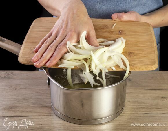 Лук нарежьте соломкой и обжарьте на сливочном масле. Добавьте вино и готовьте 25 минут.