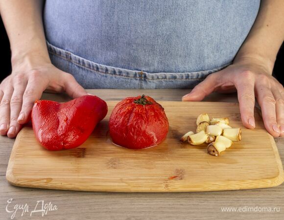 Запеченные овощи остудите, очистите от кожицы.