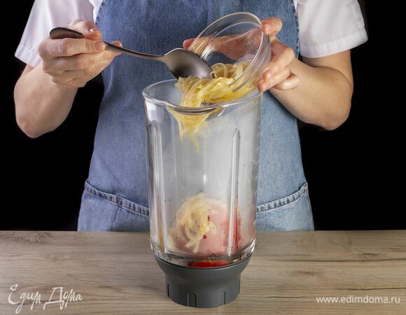 Томленый лук и овощи переложите в блендер.