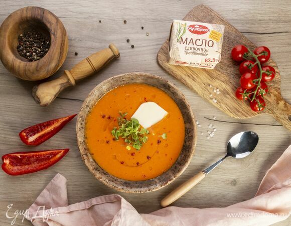 Суп-пюре немного прогрейте и подавайте с зеленью.