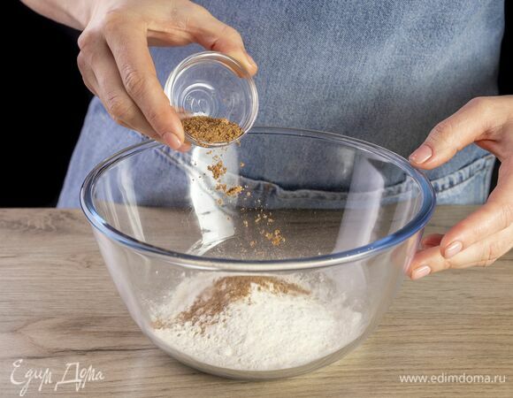 Муку смешайте с мускатным орехом.