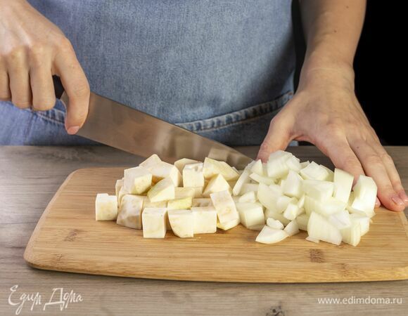 Овощи нарежьте крупным кубиком.