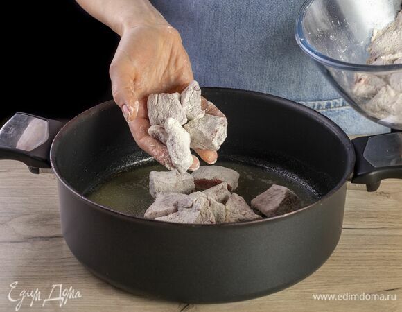 Обжарьте говядину на сливочном масле.