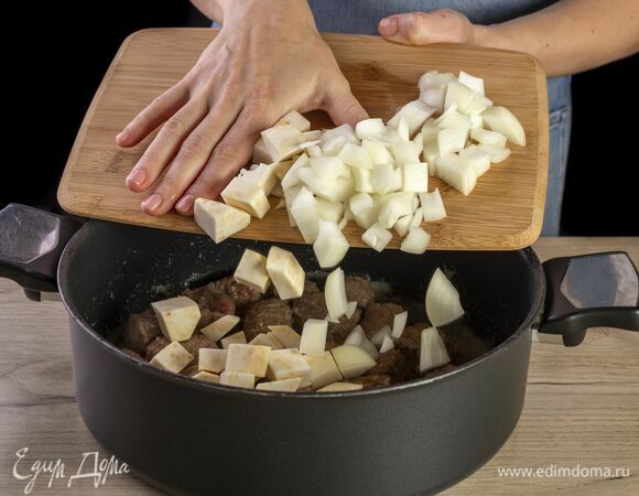 Добавьте овощи.