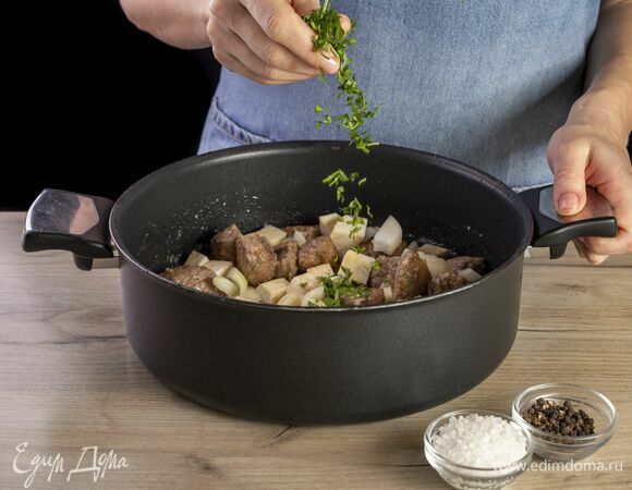 Добавьте рубленую петрушку, посолите, поперчите.