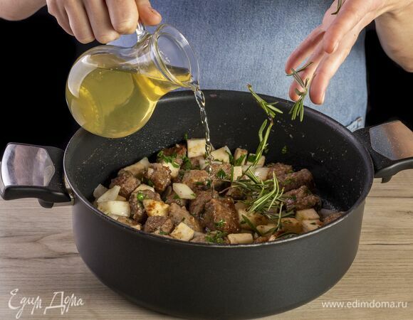 Влейте бульон, добавьте розмарин, накройте крышкой и оставьте тушиться на 35 минут.