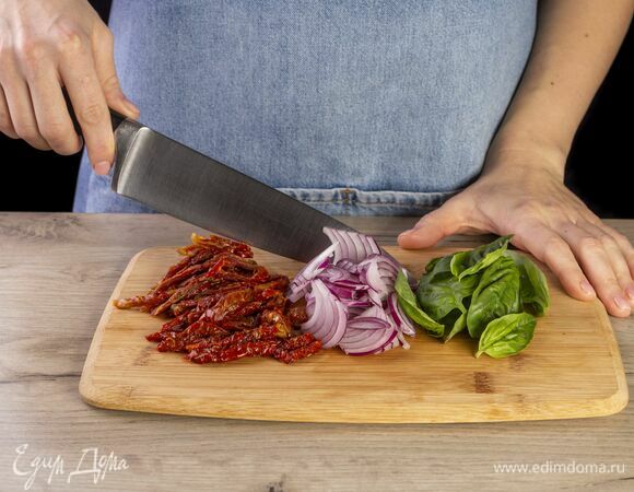 Лук и вяленые томаты нарежьте соломкой, базилик нарвите.
