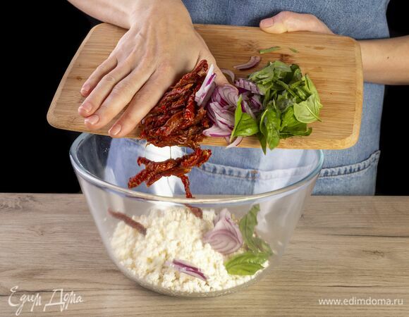 Добавьте нарезанные овощи и руколу.