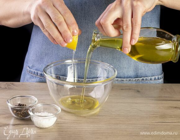 Для заправки смешайте масло, лимонный сок, соль и перец.