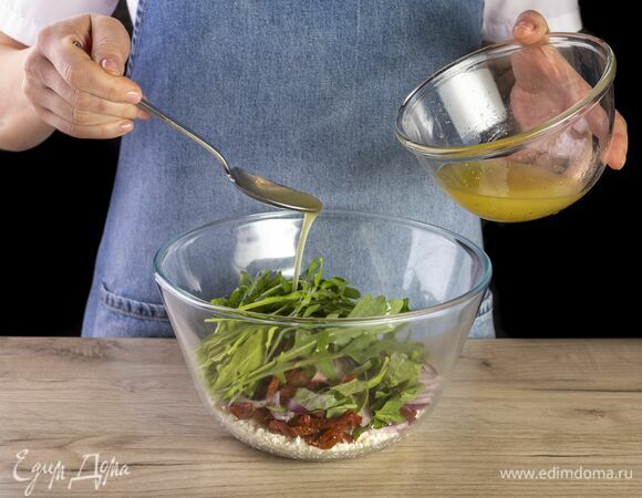 Полученной заправкой полейте салат, перемешайте.