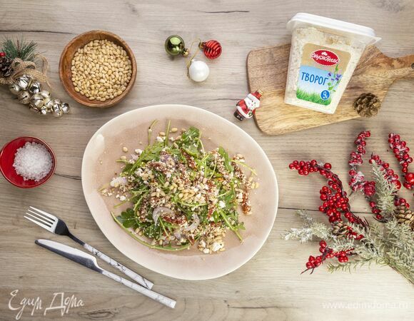 Выложите в тарелку и посыпьте кедровыми орехами. Оригинальный салат к праздничному столу готов!