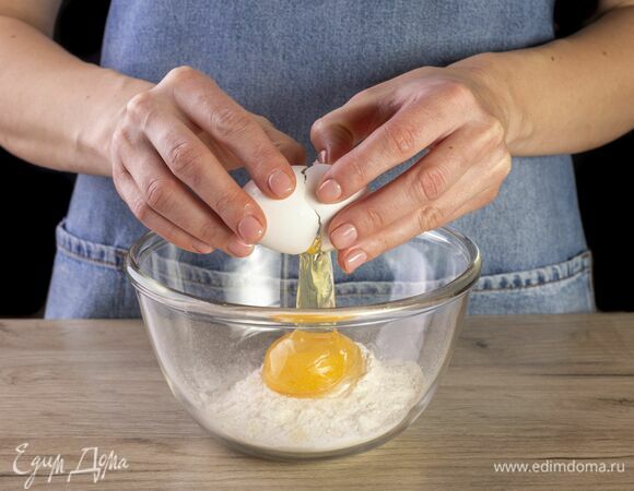 Для теста смешайте муку и яйцо.