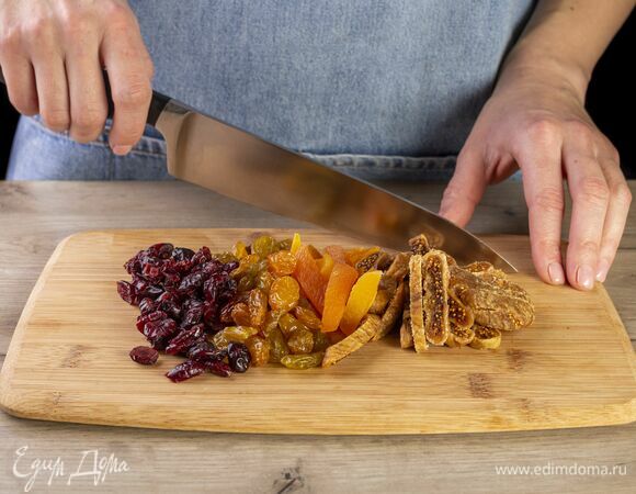 Для начинки сухофрукты при необходимости нарежьте и замочите в коньяке на 20 минут.