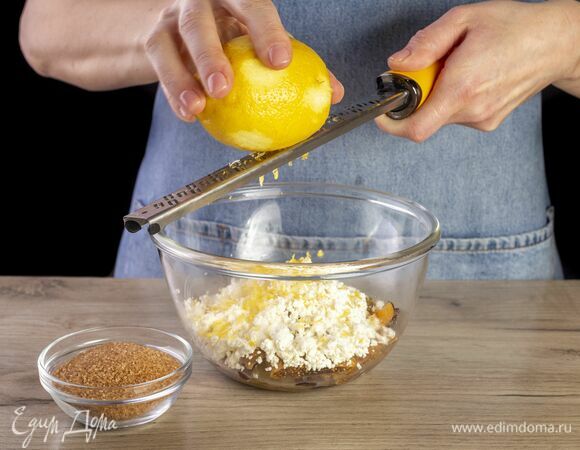 Добавьте сахар и лимонную цедру, перемешайте.