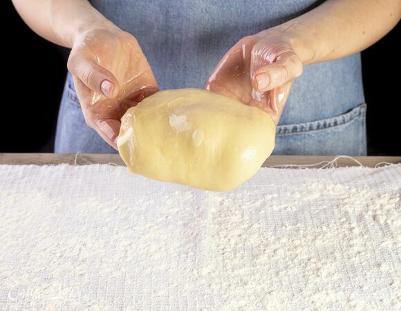 Тесто растяните и переложите на полотенце.