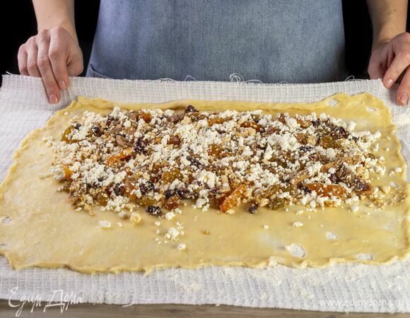 Выложите на тесто начинку.