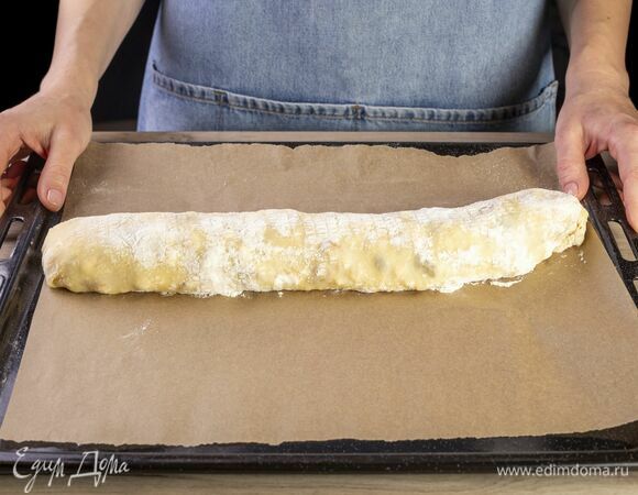 Переложите рулет на противень. Выпекайте при 180°C около 35 минут.