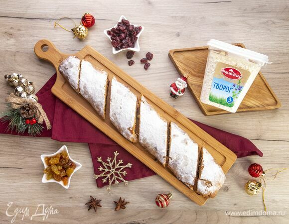 Готовый штрудель посыпьте сухарной пудрой. Сладкое угощение к праздничному столу готово!