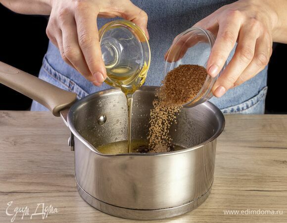 Добавьте мед и сахар.