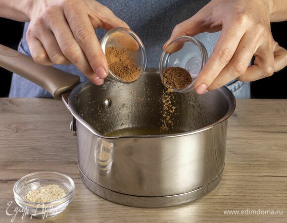 Всыпьте специи. Все прогрейте и перемешайте.
