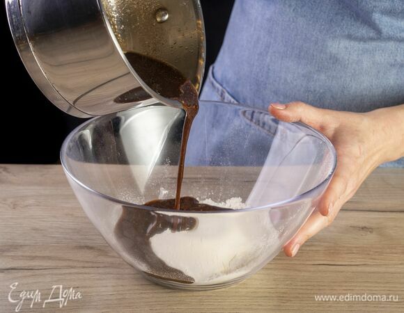 Получившуюся массу смешайте с мукой и разрыхлителем.