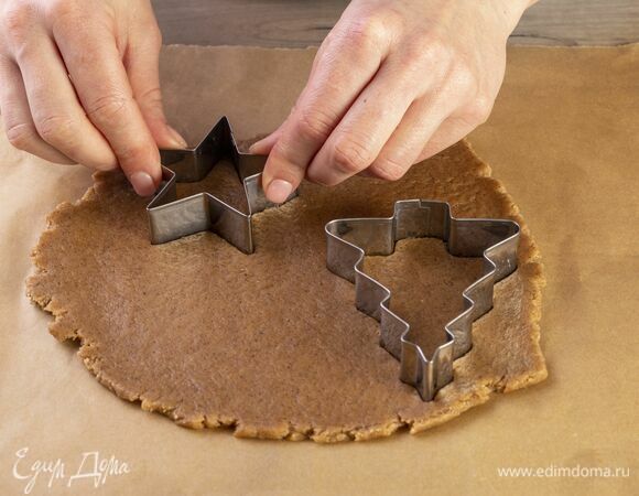 При помощи формочек вырежьте печенье.