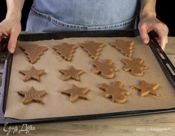 Переложите заготовки на противень, застеленный пергаментной бумагой. Выпекайте 12 мин при 175°C.