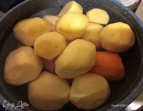 Очищенные картофель и морковь поместите в кастрюлю, залейте водой и посолите. Поставить на средний огонь, закрыть крышкой и оставить на 40–60 минут. Если клубни картофеля очень большие, лучше всего нарезать их на более мелкие куски для ускорения варки.