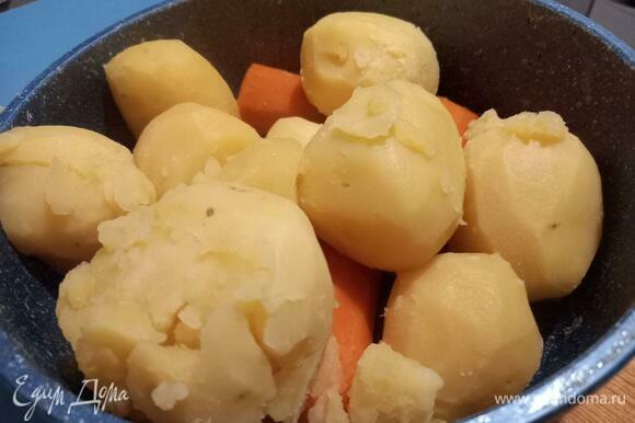 Готовность картофеля можно проверить ножом или вилкой, слегка проткнув. Картофель должен легко рассыпаться и стать мягким. Если готов картофель, морковь тоже готова. Слить жидкость, в которой варились овощи, в отдельную чашу.