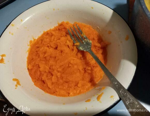 В отдельной тарелке растолочь толкушкой морковь: она не станет однородным пюре, но разобьется на волокна. Если вы не хотите, чтобы морковь ощущалась отдельными кусочками, взбейте ее в блендере.