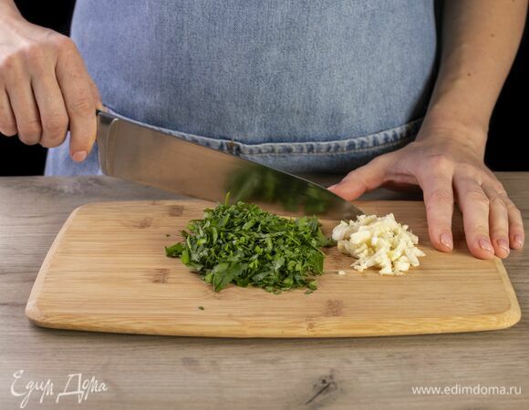 Чеснок и петрушку мелко порубите.