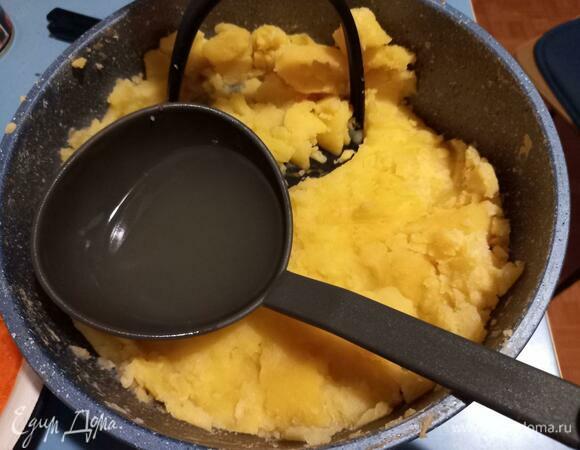 Картофель разминаем толкушкой в кастрюле, добавляя жидкость от варки для мягкости. Также на этом этапе можете разбавить пюре молоком. Количество жидкости зависит от того, насколько густое пюре вы предпочитаете. У меня вышло примерно 150 мл только для того, чтобы размять картофель. 